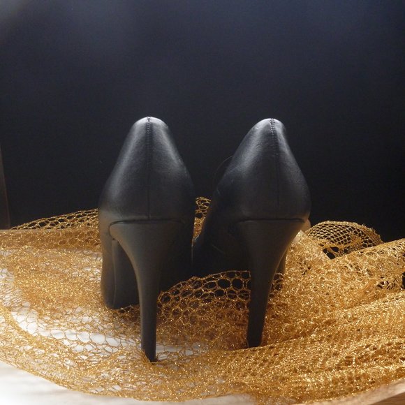 BlacK Heels - Picture 3 of 4